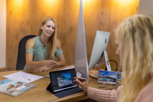 REISEBÜRO Wache Erfurt Pauschalreise buchen REISEBÜRO-Wache-Mitarbeiterin im Gespräch mit einer Kundin, Symbolbild für Pauschalreise buchen, Urlaub online buchen