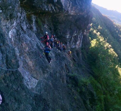 Aktivurlaub Canyoning La Reunion Reisebuero Erfurt Erlebnis Canyoning im Aktivurlaub auf La Réunion beim REISEBÜRO Wache, Erfurt, buchen; im Bild: Menschen, die auf einem Hang eines Berges hintereinander und angeseilt klettern.