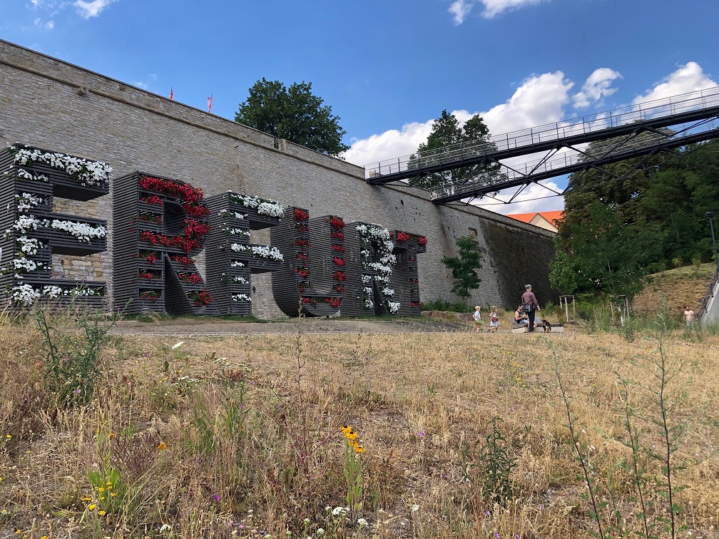 Schriftzug ERFURT beim Aufgang zum Petersberg in Erfurt, REISEBÜRO Wache, Erfurt, Lokalres Unternehmen