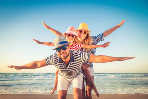 Familie am Meer: Symbolbild für Frühbucher-Rabatt lohnt sich für Familien