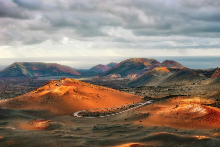 Kanarische Inseln buchen, z.B. Lanzarote, bei REISEBÜRO Wache Erfurt; im Bild: Vulkane des Timanfaya-Nationalparks auf Lanzarote bei Sonnenuntergang