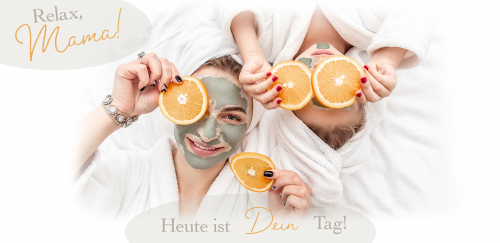 Symbolbild Muttertag: Zwei Frauen in Bademänteln mit Gesichtsmaske und davor halten sie Orangenscheiben, Text: Heute ist dein Tag