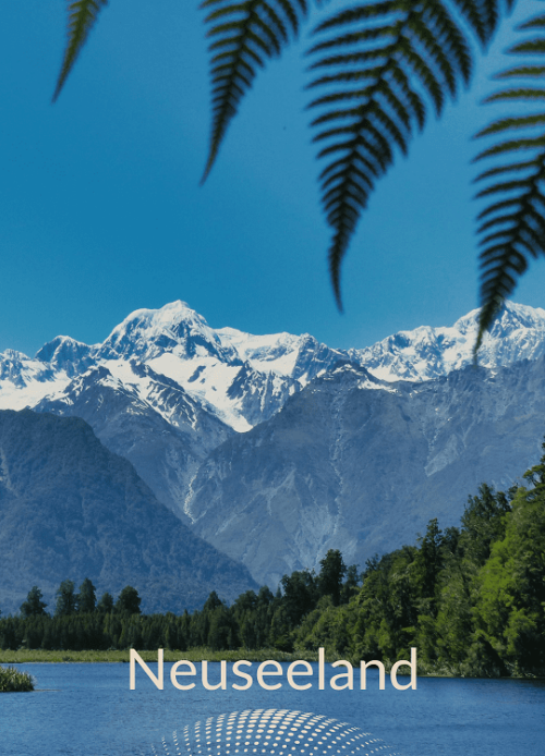 Neuseeland Urlaub buchen im REISEBÜRO Wache Erfurt; im Bild: im Vordergrund Palmwedel, dahinter blaues Wasser, grüne Bäume und mit Schnee bedeckte schroffe Berge