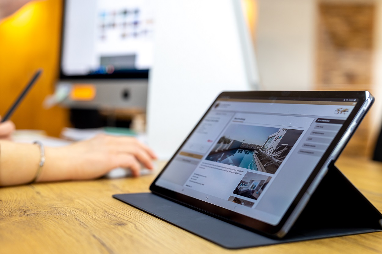 Symbolbild: Tablet und Computer im Reisebüro - Beratung zu Pauschalreisen REISEBÜRO Wache