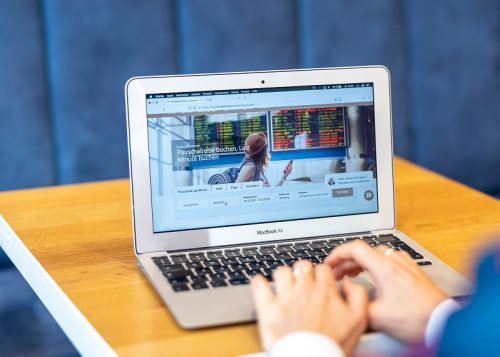 REISEBUERO Wache Erfurt Pauschalreise Buchen Reise Buchen Online Buchen REISEBÜRO Wache Erfurt | Pauschalreise buchen online - Symbolbild - zu sehen: Hände auf Tastatur eines Notebooks, Website REISEBÜRO Wache, Erfurt geöffnet