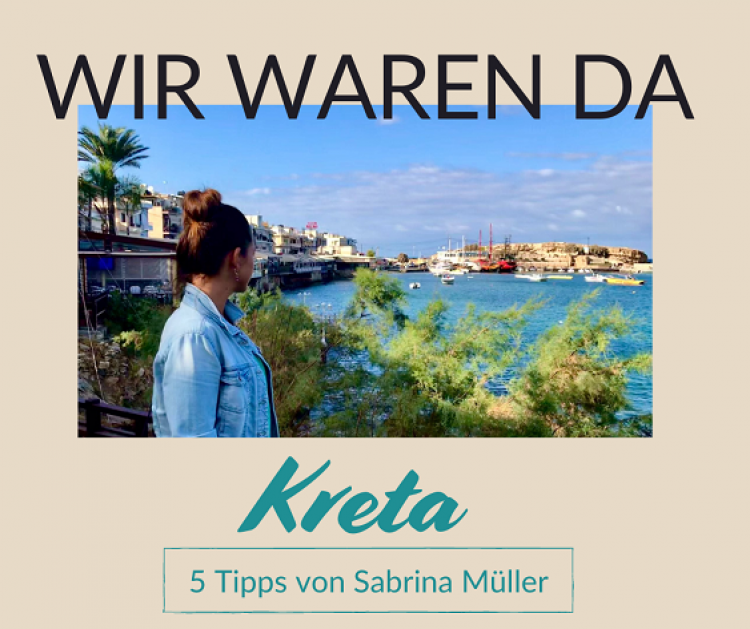 REISEBÜRO Wache Erfurt - Text auf Bild: Wir waren da. Kreta. 5 Tipps von Sabrina Müller. Dazu ein Bild von ihr, im Hintergrund ein Hafen im Sonnenschein