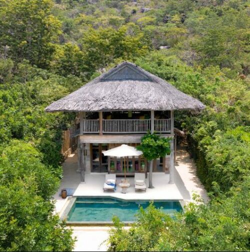 Vietnam Urlaub buchen bei REISEBÜRO Wache Erfurt; im Bild: Blick auf die Villa mit Pool im Luxushotel Six Senses Ninh van bay