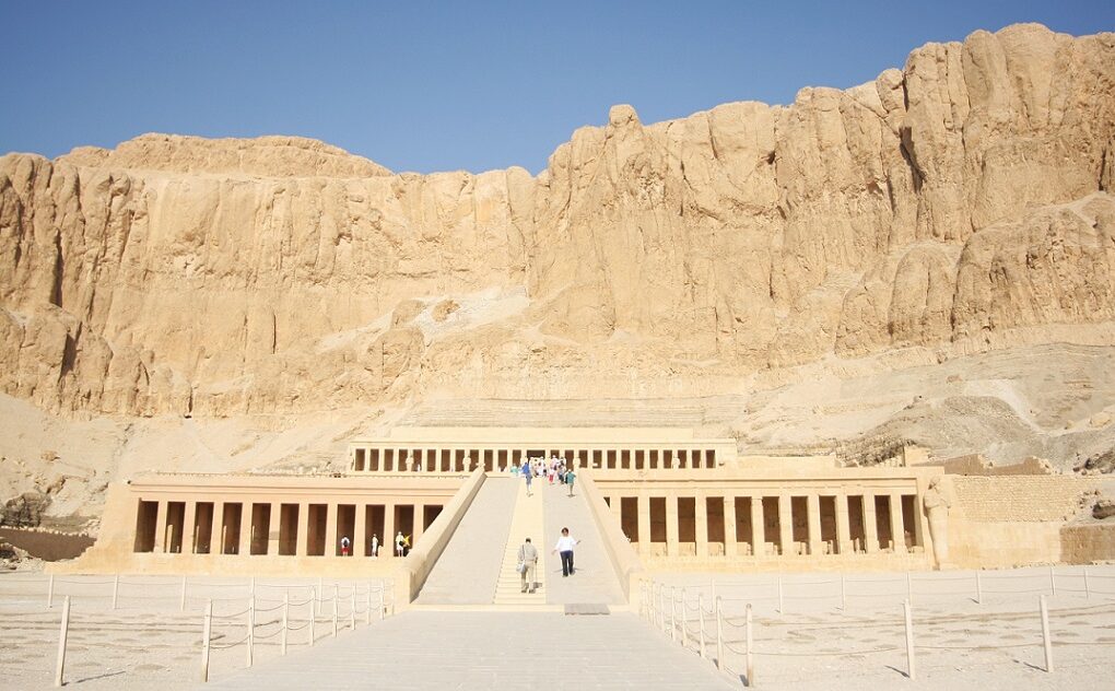 Aegypten Urlaub Erfurt Reisebuero Wache Hatschepsut Tempel Reise buchen Grand Egyptian Museum Ägypten bei REISEBÜRO Wache, Erfurt; im Bild: Zugang und Eingang zum Hatschepsut-Tempel mit seinen langen Säulengängen auf zwei Ebenen