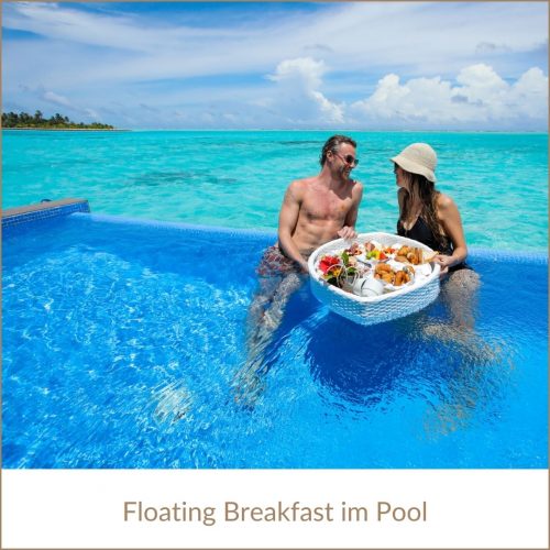 Erfurt Reisebuero Wache An Der Nordhäuser Strasse Malediven Erfurt REISEBÜRO Wache: Malediven Urlaub buchen; im Bild: Paar im Pool, vor sich ein Tablett mit hohem Rand und Frühstück darauf, sog. floating breakfast. Im Hintergrund das türkisfarbene Meer