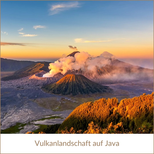 Java Vulkan Wanderung über REISEBÜRO Wache Erfurt buchen; im Bild: Vulkanlandschaft auf Java mit einem rauchenden Schildvulkan und davor ein Schichtvulkan ohne Rauch, rötliche Morgensonne von links