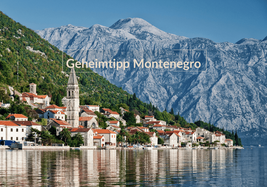 Geheimtipp Montenegro ab Erfurt buchen bei REISEBÜRO Wache; im Bild: Hintergrund: schroffe, weißliche Berge, davor ein grüner Bergstreifen, davor ein Hafenort mit beige-hellem Kirchturm, im Vordergrund Wasser; Text: Geheimtipp Montenegro