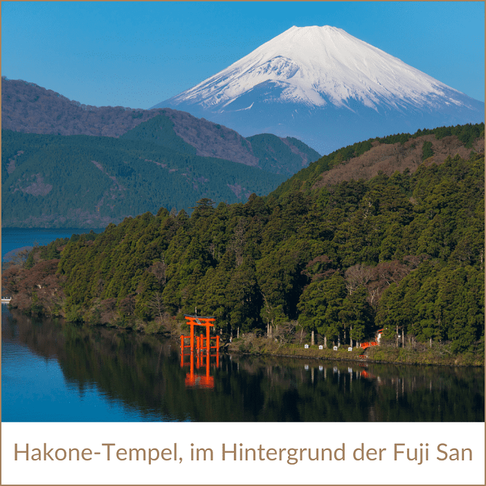 Japan-Reise buchen bei REISEBÜRO Wache Erfurt; im Bild: Hakone Tempel im Fuji-Hakone-Izu-Nationalpark, im Vordergrund Wasser, darin ein rotes Tor zum Hakone-Tempel, dahinter bewaldete Hügel, ganz im Hintergrund der schneebedeckte Fuji San
