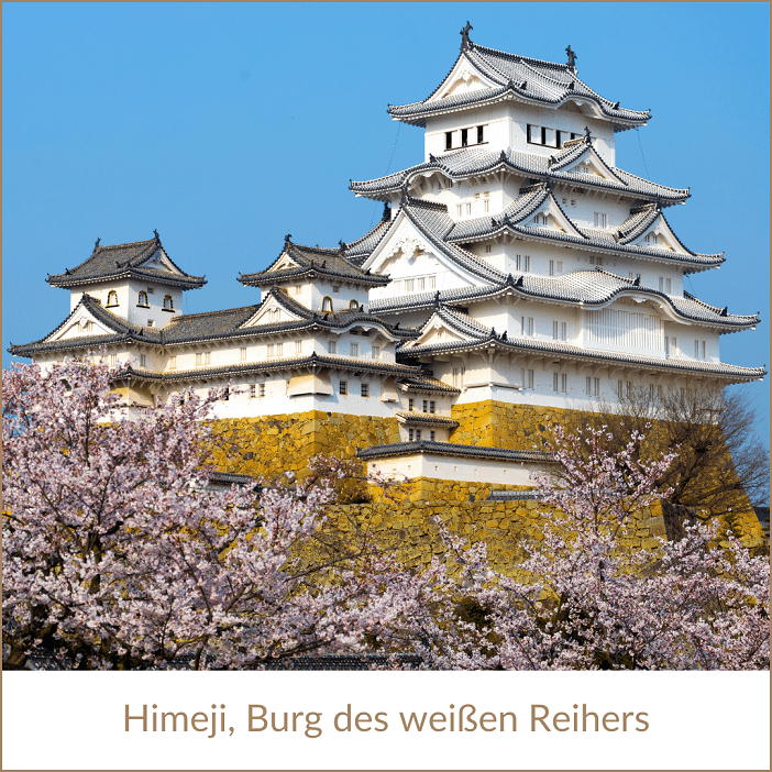 Japan Rundreise buchen, zum Beispiel mit der Burg Himeij, der Burg des weißen Kranichs, mehretagige Anlage in weiß, an jeder Etage eine geschwungene Dachkonstruktion