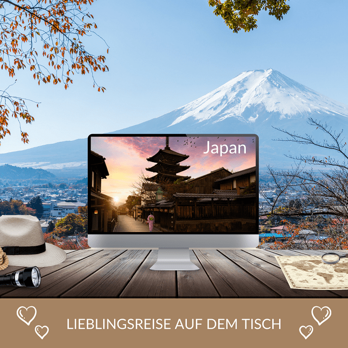 Japan Urlaub buchen bei REISEBÜRO Wache Erfurt; im Bildhintergrund: der schneebedeckte Berg Fuji-San, im Vordergrund der Collage ein geöffneter Laptop, auf dem das Bild eines japanischen Tempels im Abendlicht zu sehen ist; Text darunter: Lieblingsreise auf dem Tisch