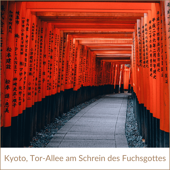 Japan Rundreise Kyoto bei REISEBÜRO Wache; im Bild: Orange-rotfarbene Pfeiler mit Querlatte, beschrieben mit japanischen Schriftzeichen: die Tor-Allee am Schrein des Fuchsgottes