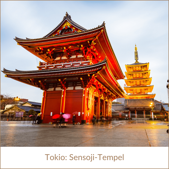 Japan Rundreise buchen in Erfurt bei REISEBÜRO Wache; im Bild ein roter Tempel, dessen zwei Dächer, die ein Zwischenstock haben nach oben auslaufen, roter Tempel, in der Dämmerung angeleuchtet; Text: Tokio Sensoi-Tempel
