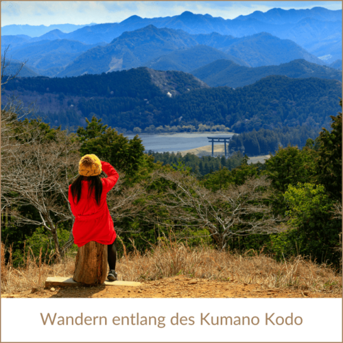 Erfurt Reisebuero Wache Japan Rundreise Wandern Japan Rundreise buchen bei REISEBÜRO Wache Erfurt; im Bild: Frau auf einem Stein sitzend und von einem Hang auf eine bergige, im Hintergrund blau werdende Berglandschaft schauend; Text: Wandern entlang des Kumano Kodo