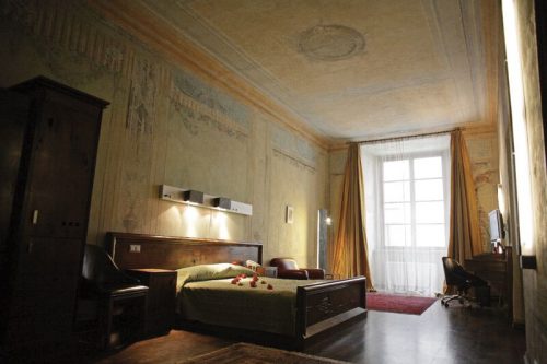 Erfurt Reisebuero Wache Krakau Stary Hotel erfurt reisebüro wache: Krakau, Polen, Sehenswürdigkeiten. Im Bild: Blick auf ein Hotelzimmer im Stary Hotel, Wand und hohe Decke mit Fresken gestaltet