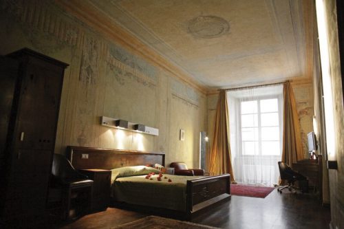 erfurt reisebüro wache: Krakau, Polen, Sehenswürdigkeiten. Im Bild: Blick auf ein Hotelzimmer im Stary Hotel, Wand und hohe Decke mit Fresken gestaltet