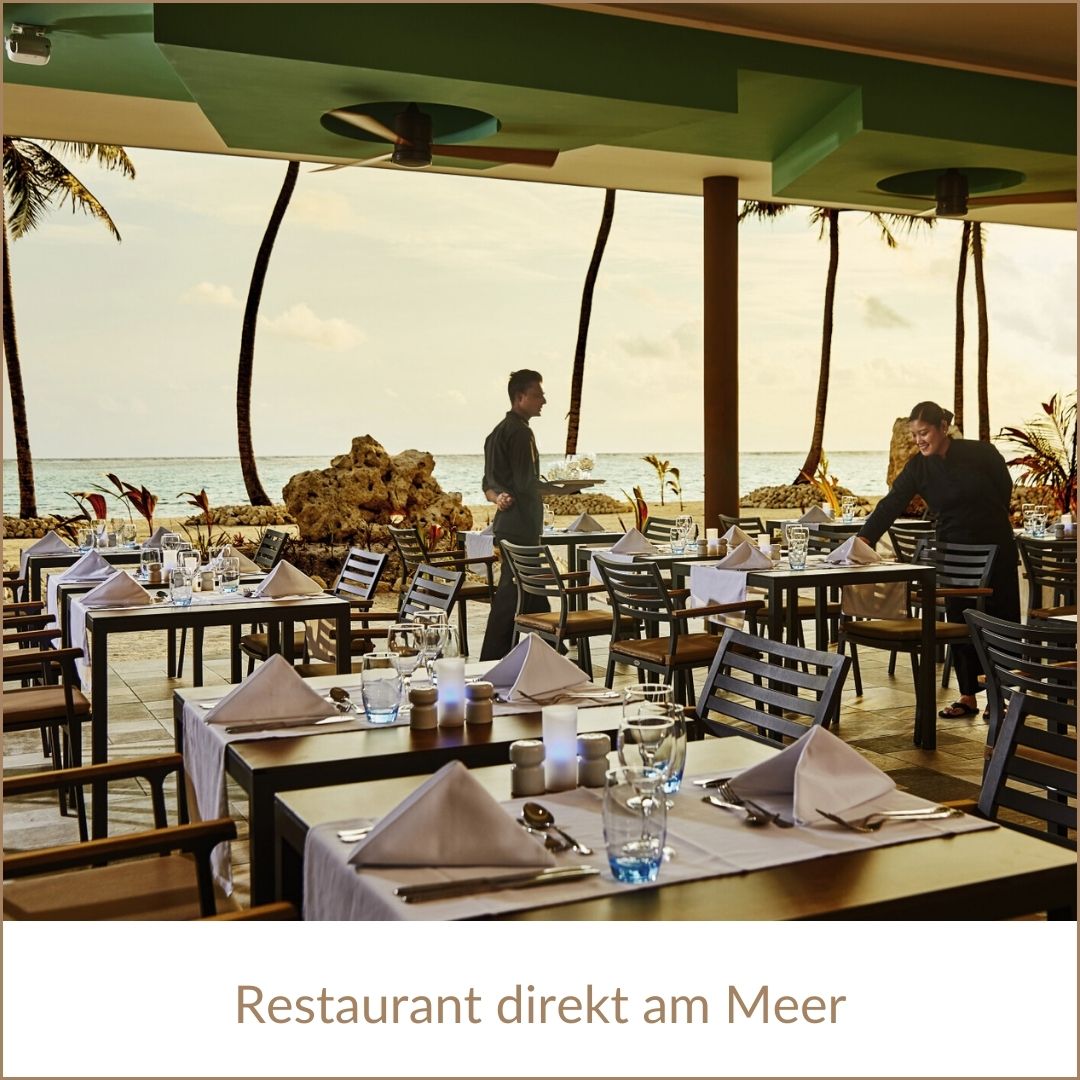 REISEBÜRO Wache Erfurt: Urlaub auf den Malediven, im Bild: Restaurant des Hotel RIU Palace Maldives, fein gedeckte Tische, von oben beschattet