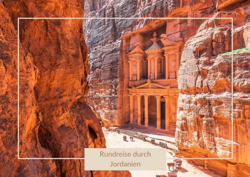 Erfurt Reisebuero Wache Vianova Jordanien Rundreise Jordanien Urlaub, im Bild: Blick in die Schlucht der Felsenstadt Petra mit dem Tempeleingang bei Sonne; das Gestein ist rot
