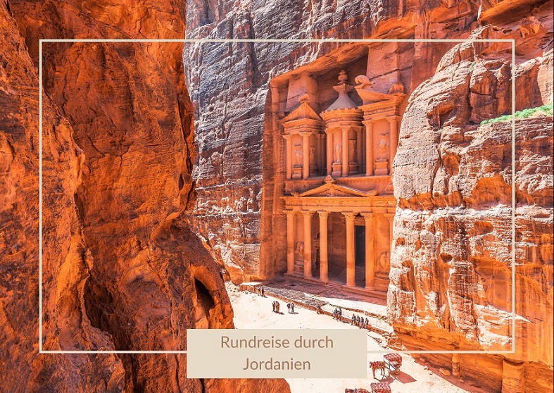 Jordanien Urlaub, im Bild: Blick in die Schlucht der Felsenstadt Petra mit dem Tempeleingang bei Sonne; das Gestein ist rot