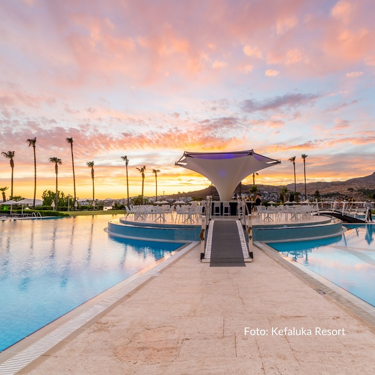 Erfurt REISEBÜRO Wache: Türkei, Urlaub im Fünf-Sterne-Hotel, im Bild: Pool des Kefaluka Resort auf Bodrum, zu sehen: Swimmingpool mit mittiger Bar im Sonnenuntergang
