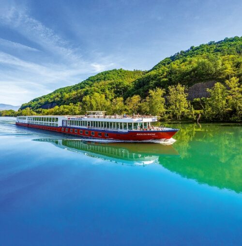 Flusskreuzfahrt Nicko Cruises buchen beim REISEBÜRO Wache Erfurt; im Bild: Flusskreuzfahrtschiff fährt auf ruhigem Wasser die Rhone in Frankreich entlang