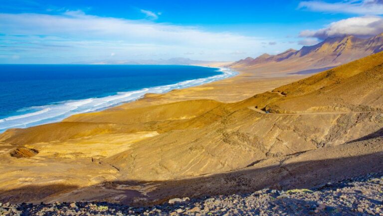 Fuerteventura buchen, Kanaren, bei REISEBÜRO Wache Erfurt; im Bild: Der beigefarbene Strand von Cofete - Playa de Cofete - und das blaue Meer