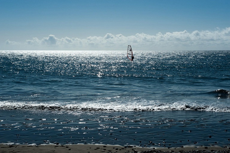 Gran Canaria auf den Kanaren buchen bei REISEBÜRO Wache, Erfurt; im Bild: Surfer in den Wellen beim Strand Pozo izqierdo