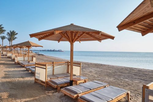 Sonnenschirme und Liegen am Strand für Langzeiturlaub Ägypten