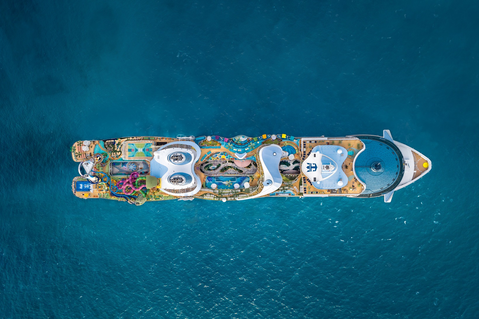 icon seas buchen bucket list kreuzfahrt erfurt reisebuero Das größte Kreuzfahrtschiff der Welt, die Icon of the Seas, buchen im Erfurter REISEBÜRO Wache; im Bild: Luftaufnahme vom Kreuzfahrtschiff Icon of the Seas im Wasser