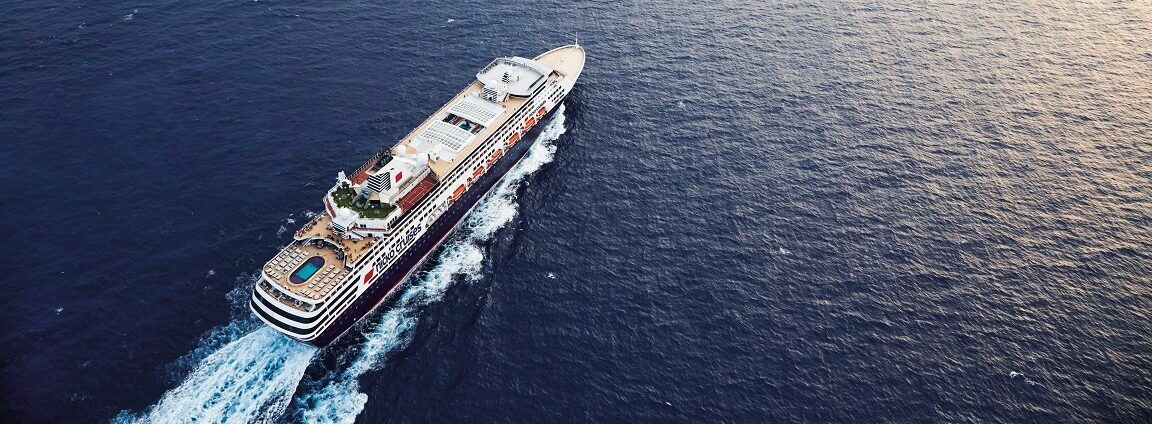 Kreuzfahrt Nicko Cruises beim REISEBÜRO Wache in Erfurt buchen; im Bild: das Hochseeschiff Vasco da Gama von Nicko Cruises aus der Vogelperspektive im weiten, dunkelblauen Meer