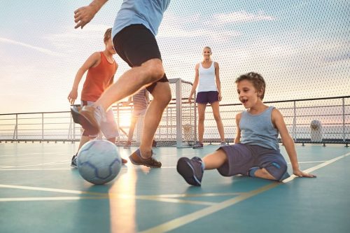 Kurzkreuzfahrt mit AIDAdiva, REISEBÜRO Wache Erfurt: Kinder spielen mit den Eltern an Deck Fußball