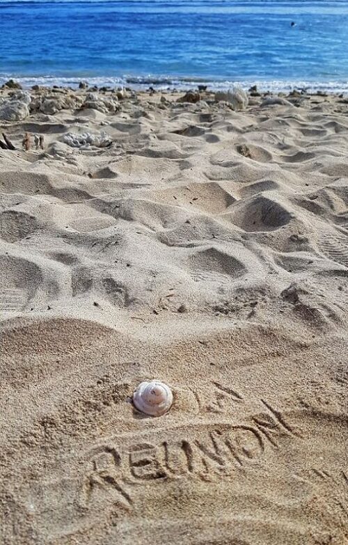 La Reunion Buchen Aktivurlaub Buchen Welches Reisebuero Erfurt Strandurlaub La Réunion im Indischen Ozean buchen beim REISEBÜRO Wache, Erfurt; im Bild: heller Sandstrand in den die Worte