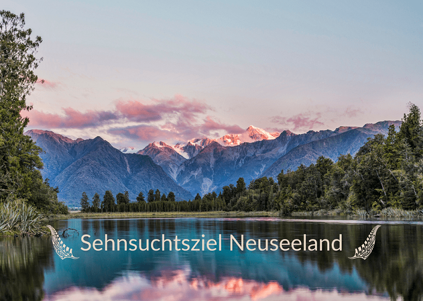 Neuseeland Urlaub buchen bei REISEBÜRO Wache Erfurt; im Bild: mit Schnee bedeckte Berge, die sich in einem türkisfarbenen See spiegeln, Bäume an dessen Ufer, rosafarbene Wolken