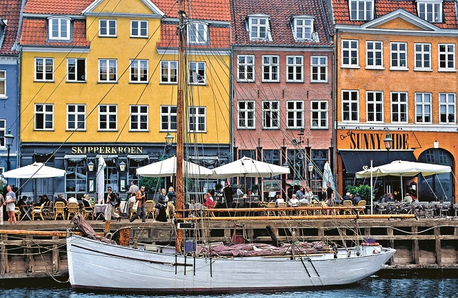 REISEBÜRO Wache Erfurt: Schnupperkreuzfahrt mit AIDA 2023, Blick auf bunte, alte Häuser und ein Segelschiff im Hafen von Kopenhagen
