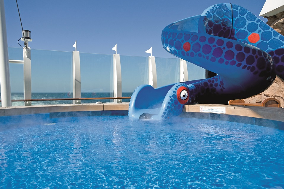 Kurzkreuzfahrt AIDA 2023, REISEBÜRO Wache Erfurt: blaue Rutsche an Bord der AIDA führt in einen Pool