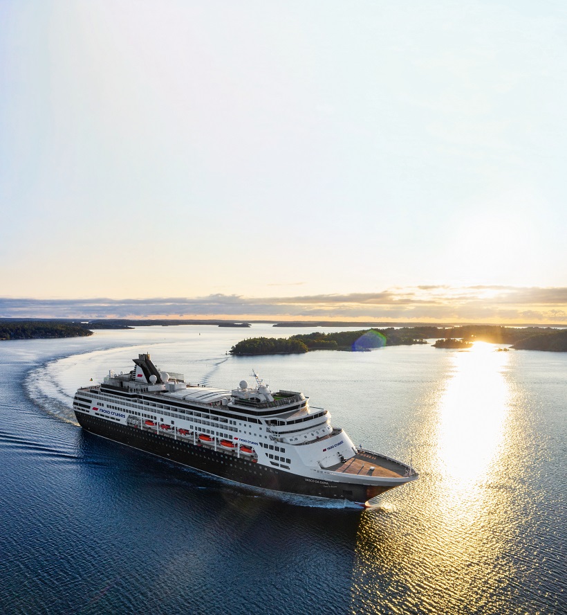 Kreuzfahrt buchen, von nicko cruises bei REISEBÜRO Wache, Erfurt; im Bild: das Hochsee-Kreuzfahrtschiff Vasco da Gama auf dem Meer, im Hintergrund steht die goldene Sonne tief