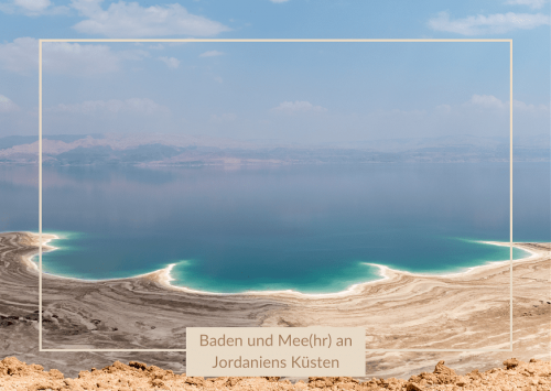 Jordanien, Blick aufs Tote Meer, beigefarbener Sand, blaues Wasser, im Hintergrund Gebirge