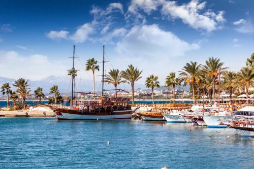 Türkei ab Erfurt, Urlaub mit Kindern ab Erfurt bei REISEBÜRO Wache buchen; im Bild: Hafen, Boote, Palmen, blauer Himmel mit Wölkchen