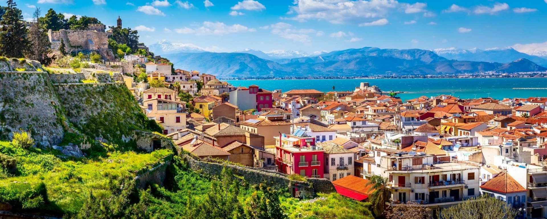 Urlaub Griechenland Festland von REISEBÜRO Wache; im Bild: Blick auf Nafplio oder Nafplion in Griechenland, Festland, im Hintergrund Meer, dahinter Berge