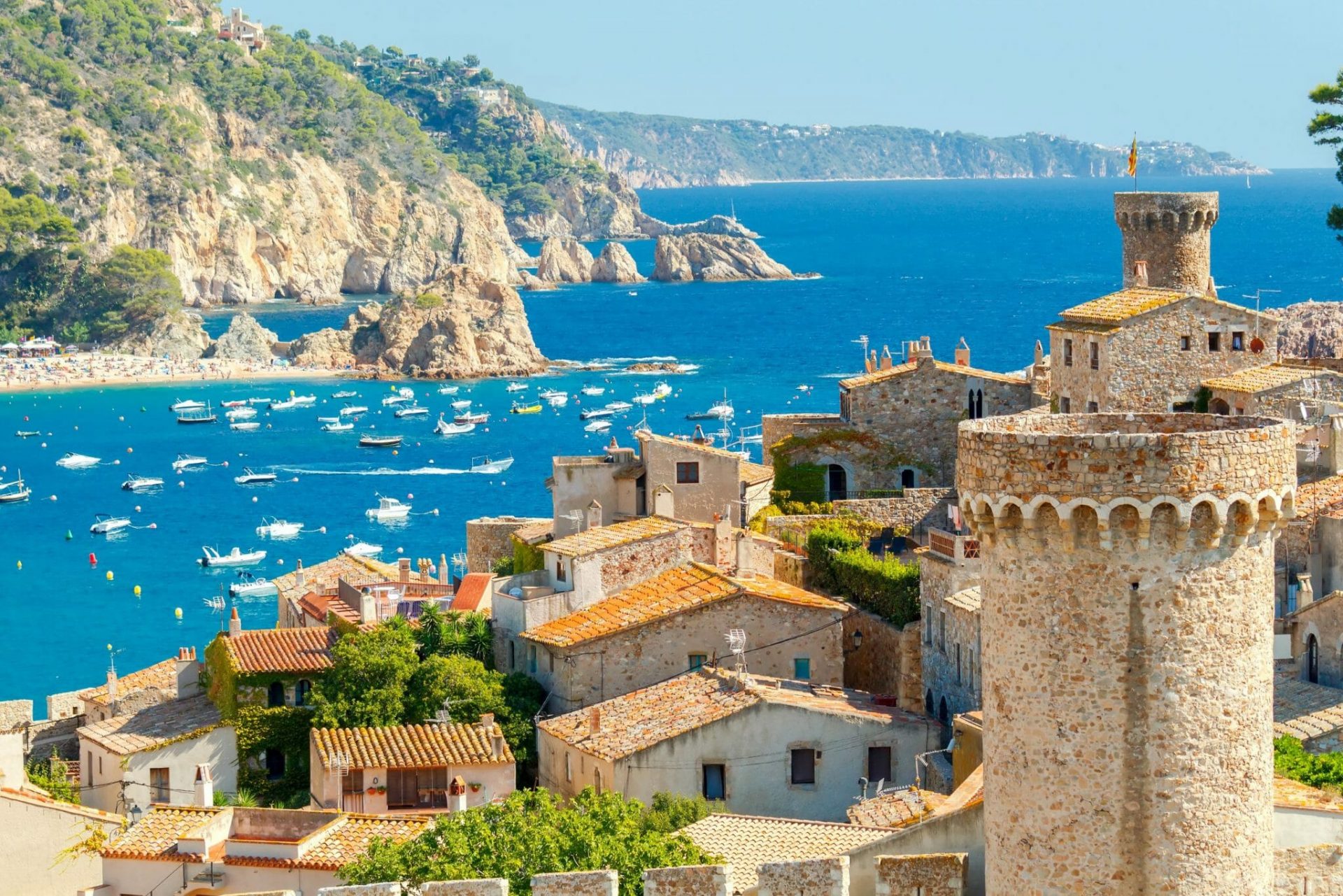 Tossa de Mar in Spanien und das Mittelmeer mit Booten, Europa