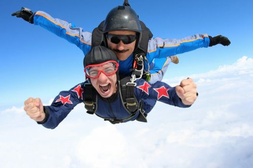 Symbolbild Urlaub Ausflüge buchen bei REISEBÜRO Wache, Erfurt; im Bild: zwei Menschen fliegen in der Luft