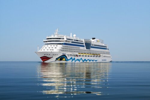 Urlaub Südostasien Kreuzfahrt buchen bei REISEBÜRO Wache, Erfurt; im Bild: das Kreuzfahrtschiff AIDAbella auf dem Meer