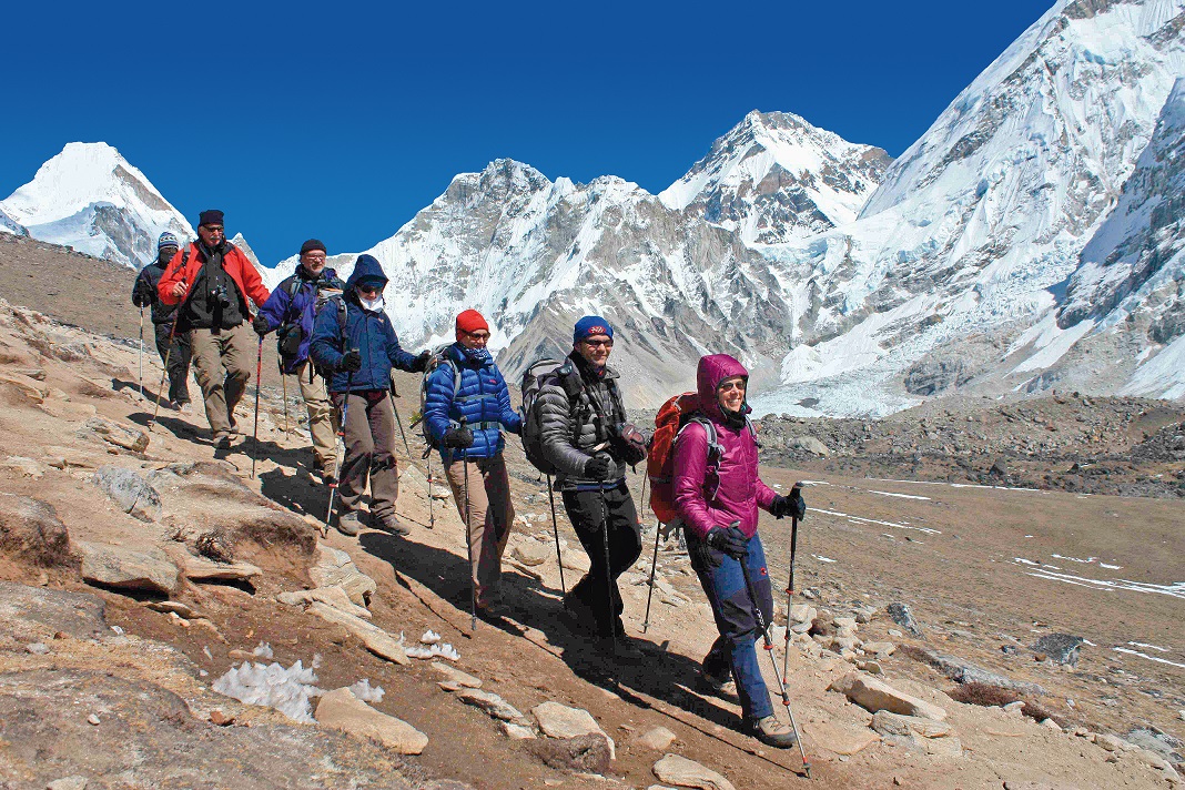 Trekking in Nepal, Reise Bucket List vom REISEBÜRO Wache, Erfurt; im Bild: Gruppe von Bergwanderern beim Abstieg in Kala Pattar, Nepal