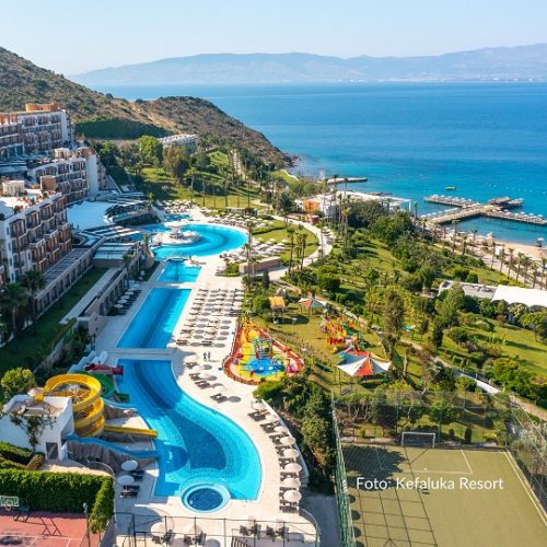 Türkei Erfurt Reisebüro Erfurt REISEBÜRO Wache Urlaub in der Türkei, 5-Sterne-Hotel Kefaluka Resort, Bodrum, zu sehen: Resort von oben, mit weitläufigem Swimmingpool, viel grüner Anlage und an deren Ende das blaue Mittelmeer