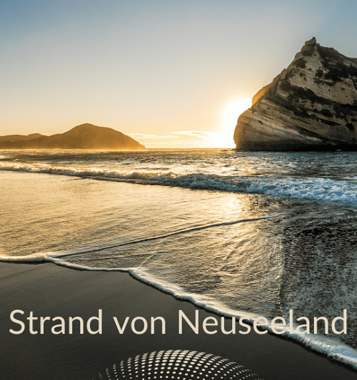 Urlaub In Neuseeland Buchen Reisebuero Wache Erfurt Urlaub Neuseeland buchen beim REISEBÜRO Wache in Erfurt; im Bild: schwarzer Strand, kleine Wellen mit Schaumkrone, Fels im Wasser, Sonne versinkt dahinter