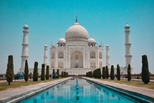 Weltreise Kreuzfahrt Nicko Cruises buchen beim REISEBÜRO Wache in Erfurt; Brunnen im Vordergrund, der direkt auf das Taj Mahal in Indien zuführt, im Hintergrund das Bauwerk